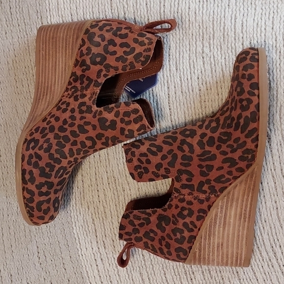 Toms Kallie Cheetah Wedge Booties NWOB - Picture 7 of 12